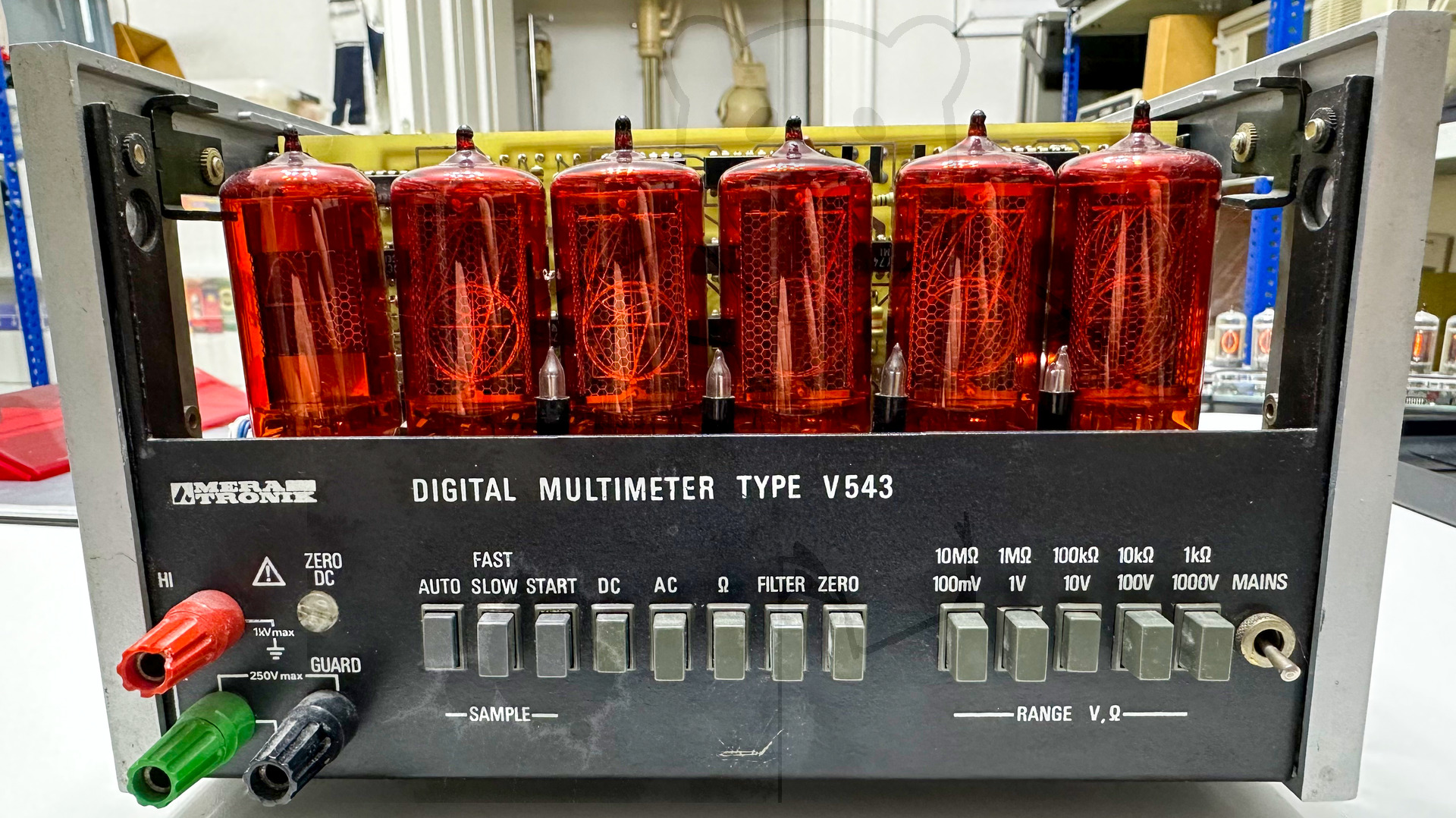 Frontal, ohne Plexiglas und Deckel